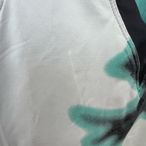 Lululemon tank size 4. Super cute. Longer cut. - Picture 3 of 4